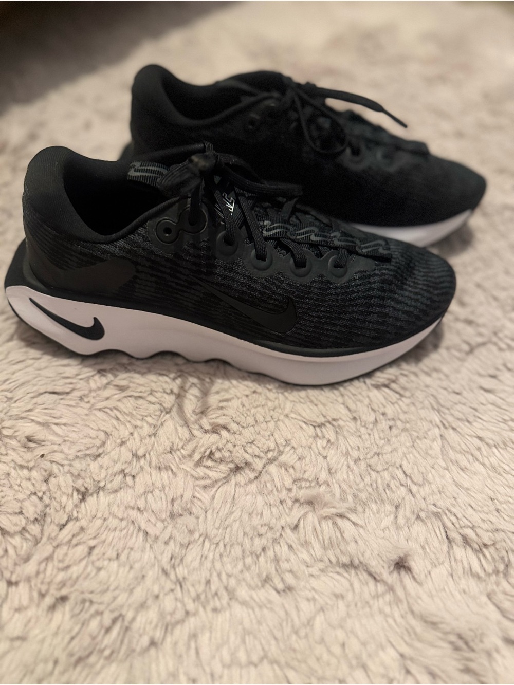 Brand New!! Women’s Nike Motiva Walking Shoes Black and White